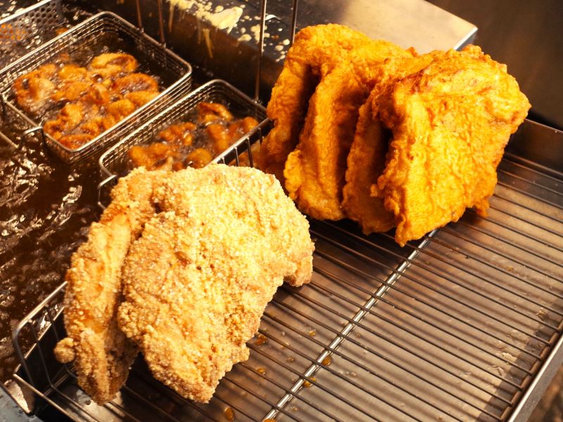 高雄楠梓必吃雞排！重達半斤的現炸厚切雞排老饕力推！
