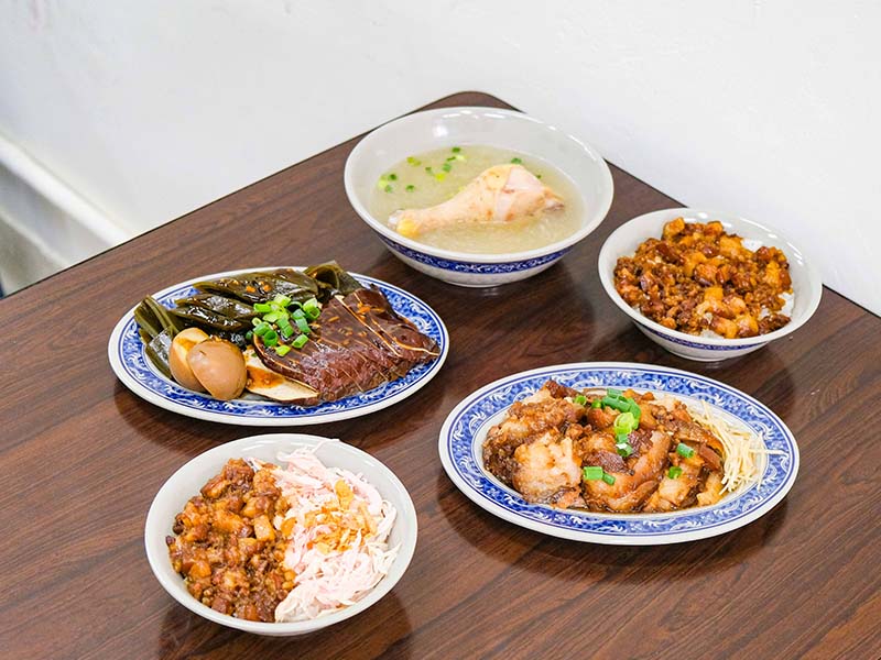 土城古早味小吃|油亮軟嫩「腿庫切盤」尬「雞滷飯」最對味!