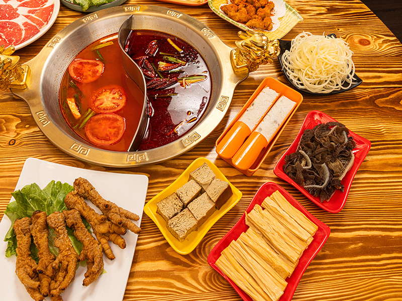 桃園四川麻辣鍋│小酥肉、千張通通有 精調湯頭麻辣控必嚐！