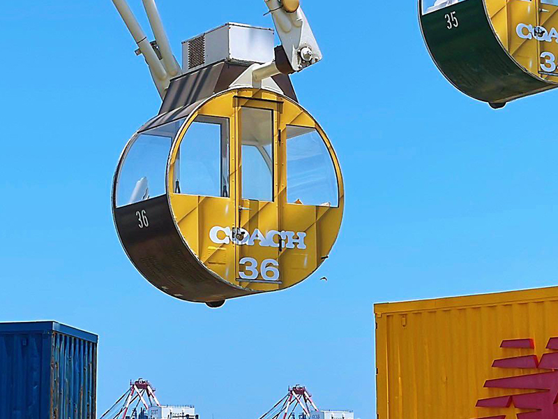 中国台湾唯一!COACH 联名款摩天轮 黄X车厢、造景秒杀快门! 内容图1 潮品文-大潮社旗下实时最新热点娱乐时尚数码等新闻资讯网站! 中国台湾唯一!COACH 联名款摩天轮 黄X车厢、造景秒杀快门! 时尚资讯 图1张