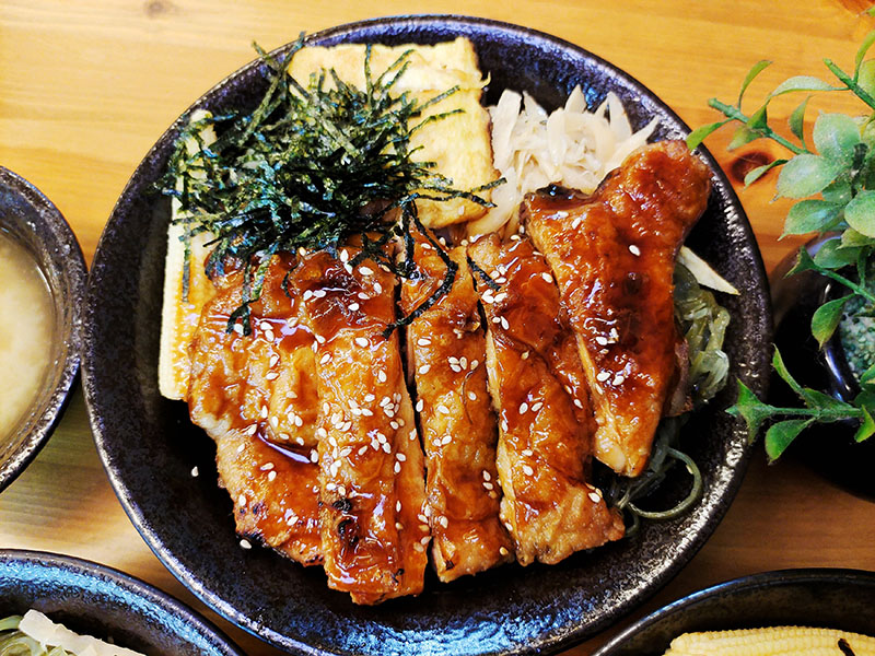 台中西屯青海路百元丼飯專賣店 份量大 選擇多CP值高!