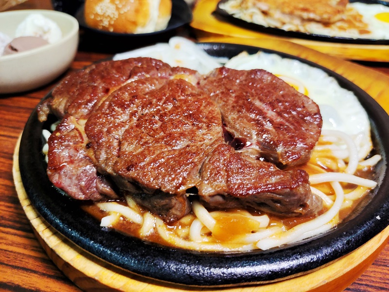 比比牛排堅持原塊肉的美味!以經濟實惠的價格來場美食饗宴