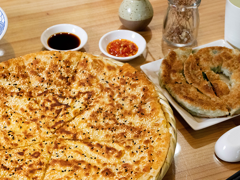 台中美食推薦|現桿現煎!從揉麵糰開始的【粳餅商行】