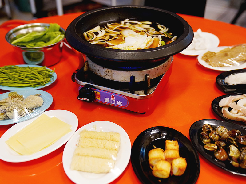 傳統道地石頭火鍋,爆炒桌邊服務,經典特色配料一次滿足!