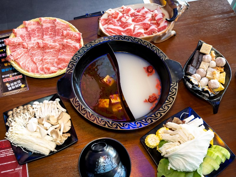 澎湖超炫霓虹麻辣鍋平價高CP值!湯頭辣麻香超夠味