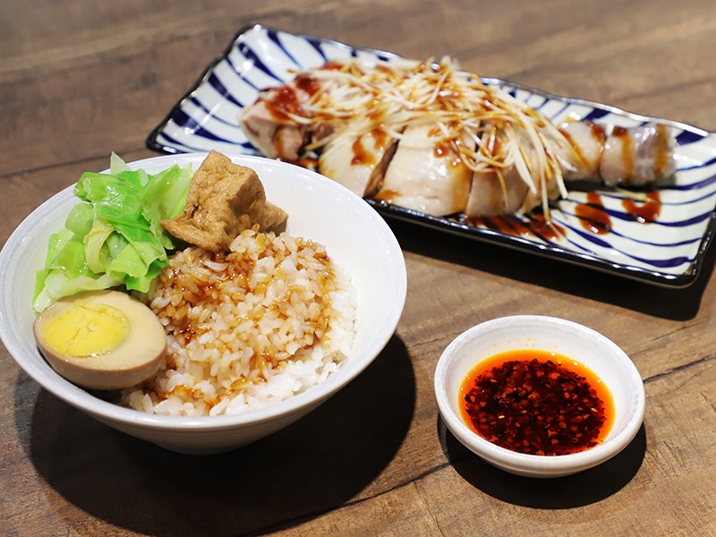 新莊豐年街市場附近,百元即可品嚐Q彈鮮嫩的雞腿切盤飯!