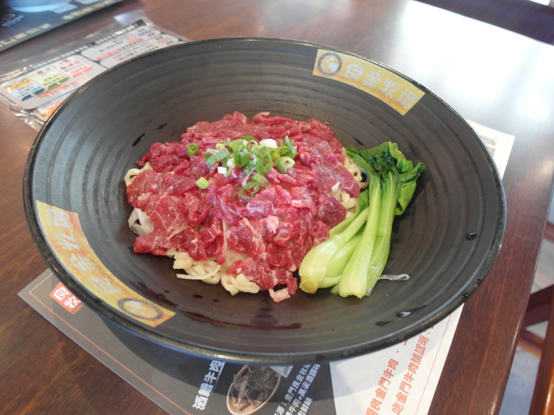 來金門必吃的現沖溫體牛肉就在「良金牧場貞節牌坊店」