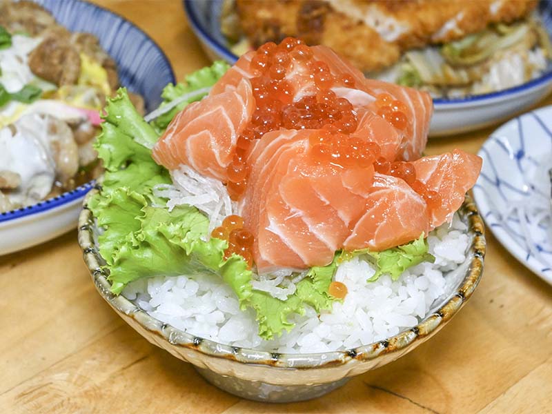 台中日料藏身萬代福影城,鮭魚 生蠔 豬排料理高貴不貴