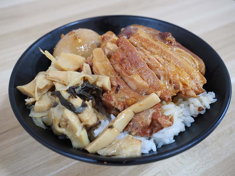 用秘製醬油熬煮滷肉飯!來金門不能錯過的經典特色小吃