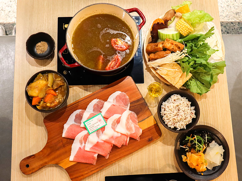 吃鍋也能無負擔!【日常与菜】健康鍋底搭自助蔬食吧吃到飽