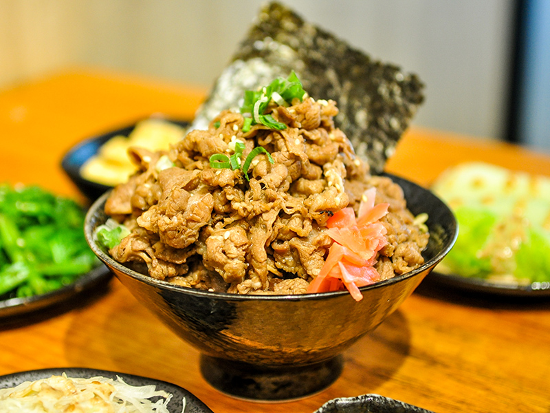 直火炙燒,肉多味美超過癮丼飯,免費自助吧Cp值爆表